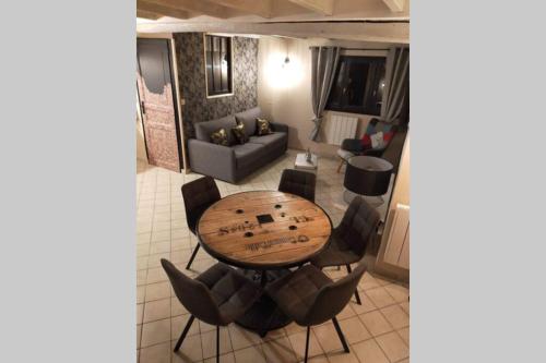 un salon avec une table et des chaises en bois dans l'établissement APPART Centre HISTORIQUE CHEZ RENÉ wifi, à Troyes