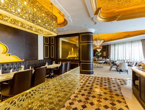 Ein Sitzbereich in der Unterkunft Ezdan Palace Hotel