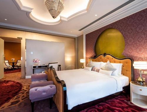 Ein Bett oder Betten in einem Zimmer der Unterkunft Ezdan Palace Hotel