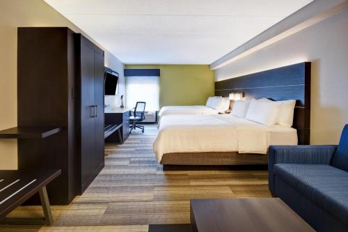 Habitación de hotel con cama y sofá en Holiday Inn Express & Suites Allentown-Dorney Park Area, an IHG Hotel en Allentown