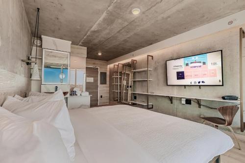 Μια τηλεόραση ή/και κέντρο ψυχαγωγίας στο Kompose Boutique Hotel Sarasota