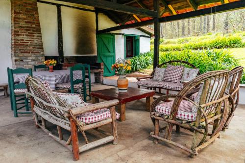 2 Stühle und ein Tisch auf der Terrasse in der Unterkunft Villa Pajon Eco Lodge in Constanza