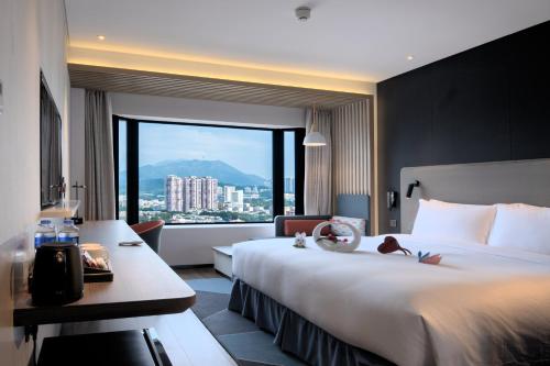 Holiday Inn Express Shenzhen Dongmen, an IHG Hotel tesisinde bir odada yatak veya yataklar