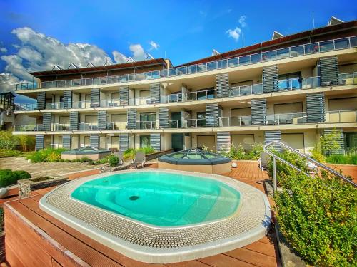 un hotel con piscina frente a un edificio en Imola Hotel Platán en Eger