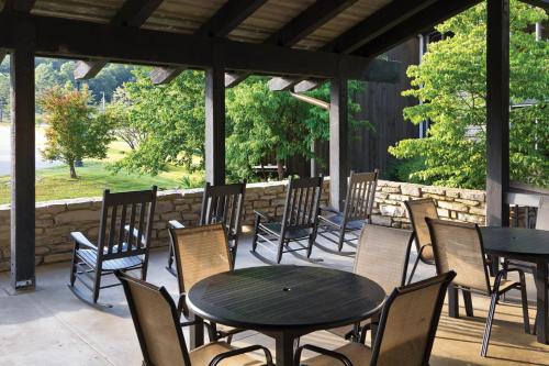 Un restaurante o sitio para comer en Shawnee Lodge & Conference Center