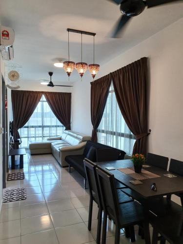 A29 Benoni Garden Suites في بابار: غرفة معيشة مع طاولة وأريكة