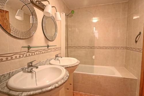Ένα μπάνιο στο 027 - Brisamar 002 - comfortHOLIDAYS