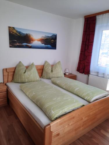 een groot bed in een kamer met avertisementatron bij Landhaus Theresia in Sankt Martin am Tennengebirge