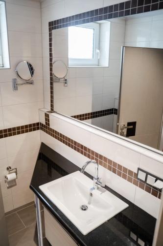 Ein Badezimmer in der Unterkunft Zum grünen Baum Hotel Frankfurt Airport