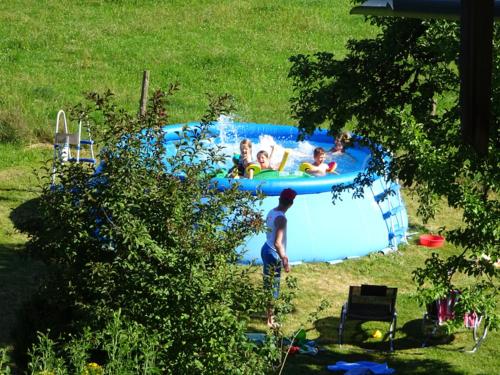 Un gruppo di persone è in una piscina di Sprenghof a Breitbrunn am Chiemsee