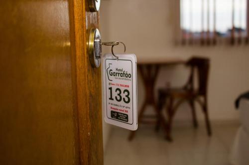 a sign on the door of a room at Hotel Garrafão - Rua Principal de Boituva in Boituva