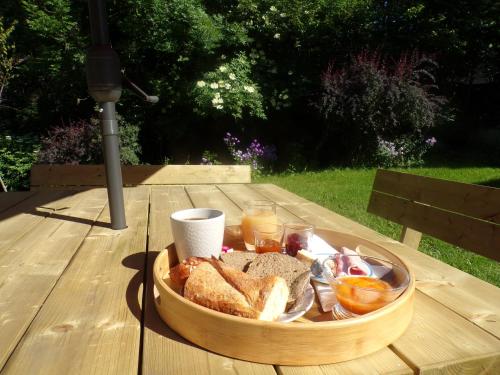 una bandeja de comida en una mesa de madera en LES PRIMEVERES, en Saint-Jean-Saint-Nicolas