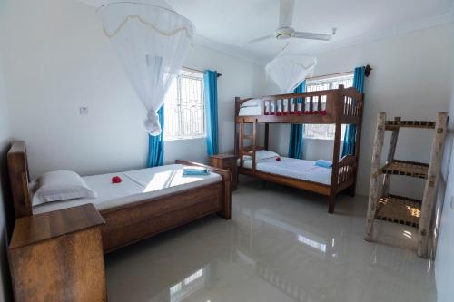 Tempat tidur susun dalam kamar di Kite&Active Guesthouse