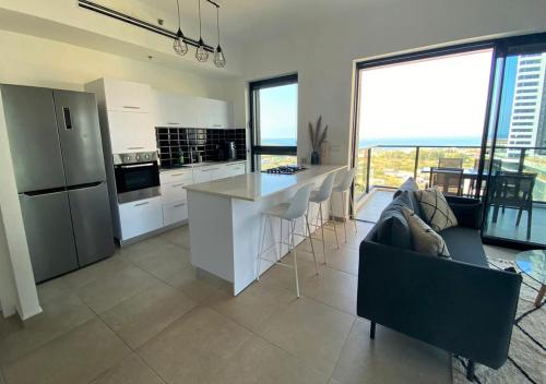 Kuchyň nebo kuchyňský kout v ubytování Oַ&O Group- Cool & Urban Apt Luxury Tower Sea View