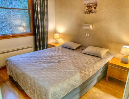 een slaapkamer met een bed met 2 kussens erop bij Imatra Spa & Golf Villa2 in Imatra