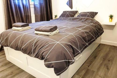 Säng eller sängar i ett rum på Appartement moderne cosy et Calme - 15 min Paris