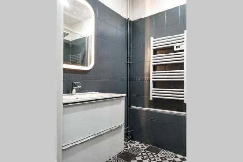 Vonios kambarys apgyvendinimo įstaigoje Appartement moderne cosy et Calme - 15 min Paris