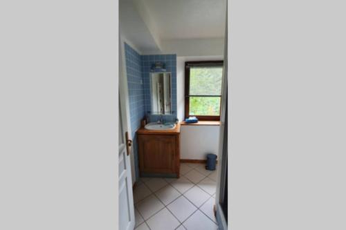 een badkamer met een wastafel en een spiegel bij Briançon-Serre Chevalier - Apt 3 pièces - 4 à 6 couchages - Au calme-Jardin mis à dispo in Briançon