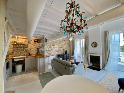 - un salon avec un canapé et un lustre dans l'établissement Porte de Provence - Gorge de l'Ardèche, à Saint-Just