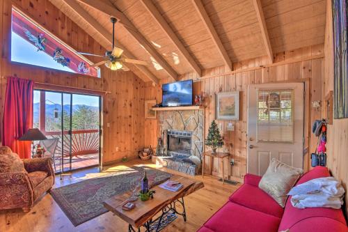 Coin salon dans l'établissement Frog Leap Hiawassee Cabin with Blue Ridge Mtn Views