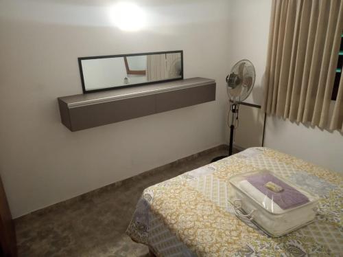 Habitación con cama con espejo en la pared en Casa en Santa Rosa de Calamuchita en Santa Rosa de Calamuchita