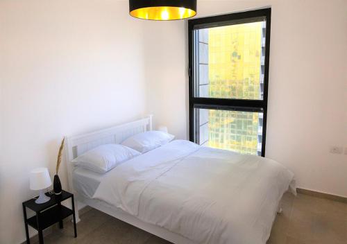 Postel nebo postele na pokoji v ubytování Oַ&O Group- Cool & Urban Apt Luxury Tower Sea View