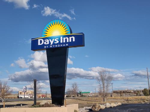 a sign for a days inn by wyndham at Days Inn by Wyndham Rawlins in Rawlins