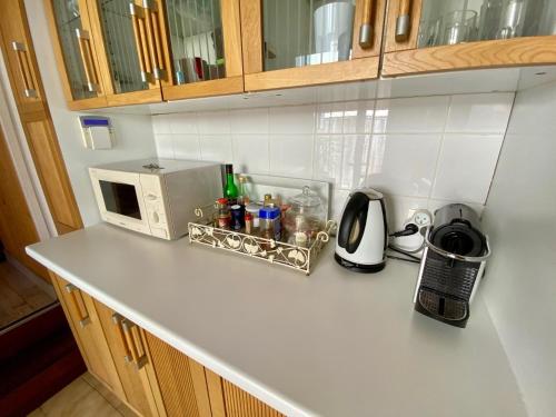 Il comprend une cuisine équipée d'un four micro-ondes et d'une cafetière. dans l'établissement Idyllic Chalet right near the dunes in Cap Ferret, à Lège-Cap-Ferret