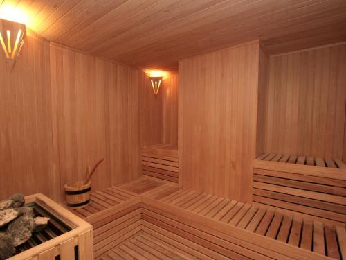 a wooden sauna with two benches in a wooden at Hotel Del Bono Park in San Juan