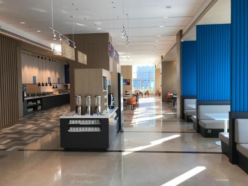 Ο χώρος του λόμπι ή της ρεσεψιόν στο Holiday Inn Express Shenzhen Haiyuan City by IHG