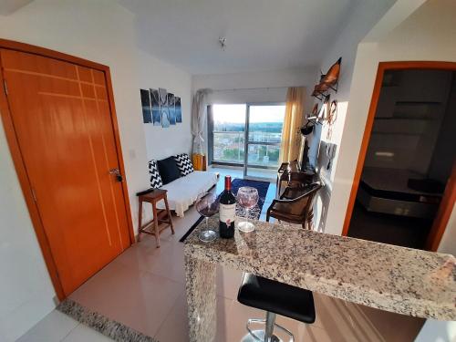 cocina y sala de estar con encimera en VIKINGS- Alto Padrão, Apto Rústico com conforto,Wifi e vista incrivel máx 4 en São Carlos