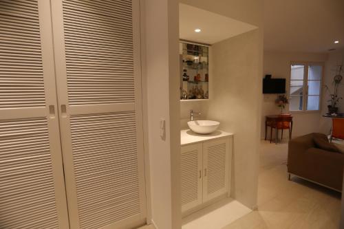 サントロペにあるbleulagonのバスルーム(洗面台、鏡付)