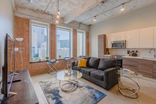 אזור ישיבה ב-GA Living Suites- Downtown Dallas Corporate Suites