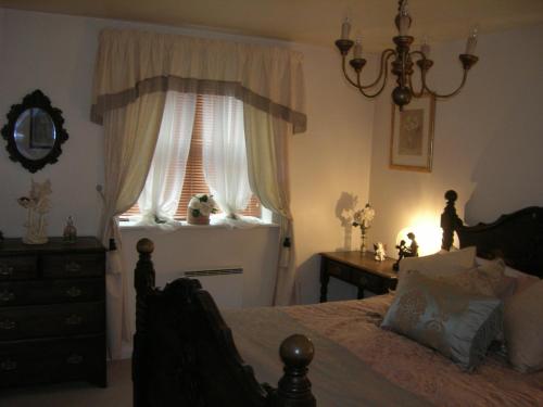 - une chambre avec un lit, une commode et une fenêtre dans l'établissement A Luxury Apartment in York, à York