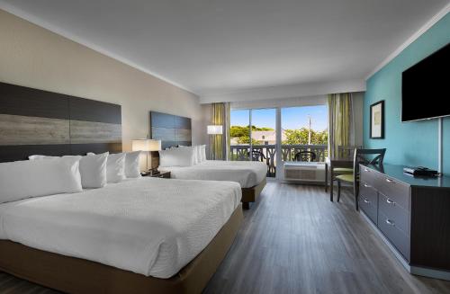 um quarto de hotel com duas camas e uma varanda em Caribbean Resort Myrtle Beach em Myrtle Beach