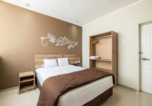 ein Schlafzimmer mit einem großen Bett in einem Zimmer in der Unterkunft Hotel Solec Piura in Piura