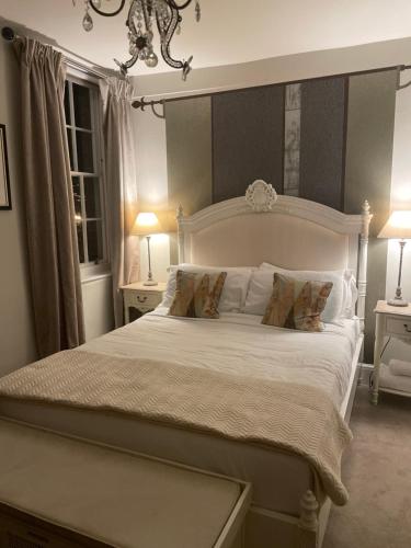 Cama o camas de una habitación en The Cross Keys Sherborne