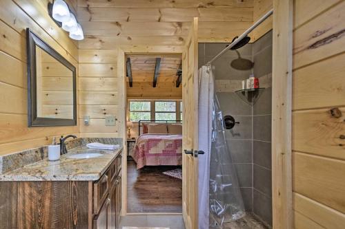 Koupelna v ubytování Hilltop Cabin on 5 Acres with Hot Tub and Waterfall!