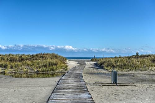 Wildwood Condo with Beach Access and Pool On-Site!