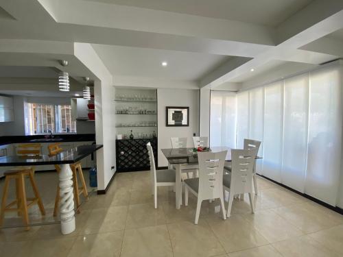 a kitchen and dining room with a table and chairs at Apartamentos Martinez in San Andrés