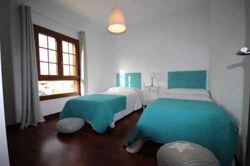 Een bed of bedden in een kamer bij Villa Las Caletas del Mar - Heated Pool
