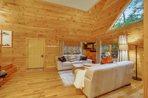 sala de estar con paredes de madera y techo abovedado en Hideaway Chalet, en Chestertown