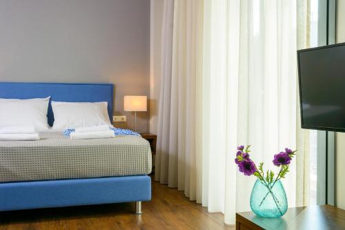 Ένα ή περισσότερα κρεβάτια σε δωμάτιο στο Elounda Colour Apartments