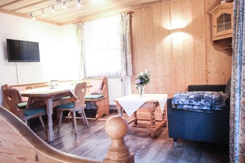 ein Wohnzimmer mit einem Tisch und einem Esszimmer in der Unterkunft Appartementhaus Schirsner in Schliersee
