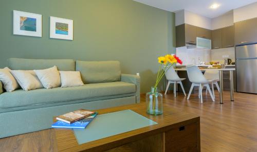 Η κουζίνα ή μικρή κουζίνα στο Elounda Colour Apartments