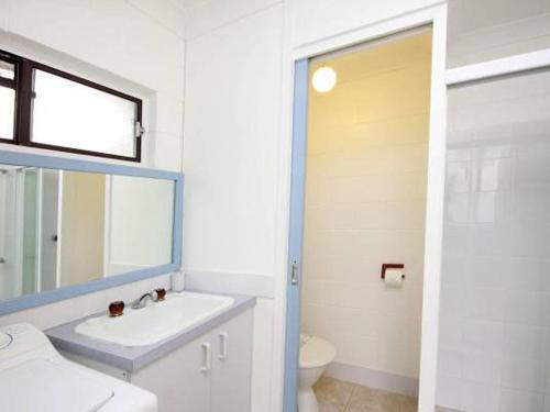 y baño con lavabo, aseo y espejo. en Blueys Beach Villa Manyana 25, en Blueys Beach
