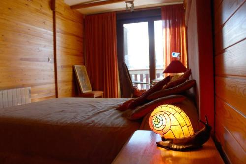 1 dormitorio con 1 cama con luz encendida en ROCHA Exclusivo apartamento en la mejor zona con Vistas y Parking gratuito, en Sierra Nevada