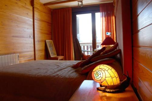 ein Schlafzimmer mit einem Bett mit einer Lampe in der Unterkunft ROCHA Exclusivo apartamento en la mejor zona con Vistas y Parking gratuito in Sierra Nevada