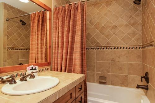 Bathroom sa Clearwater Cottage 87 at Tamarack Resort by Casago McCall - Donerightmanagement
