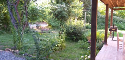 a backyard with a garden with a fence at Cabañas El Desván in Puente Negro